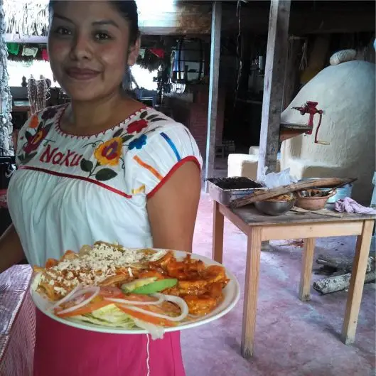 Es uno de los mejores restaurantes en Papantla, comer en Nakú es una delicia y una gran experiencia en cada ocasión, platillos elaborados por mujeres de humo